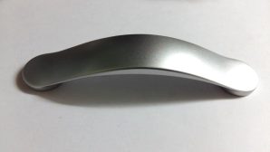 POIGNEE PLACARD CHROME MAT 128MM MN090ZA00