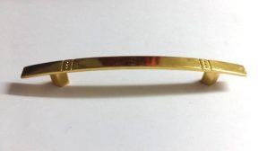 POIGNEE PLACARD JAUNE 96MM M12042