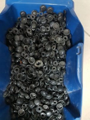 CACHE VIS PLASTIQUE NOIR